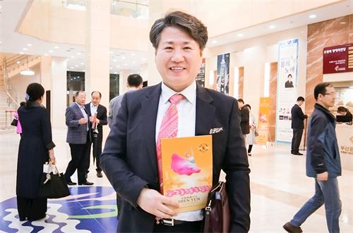 '图14:韩国爱乐乐团(Methodphi)总监兼总指挥孙莹彩二度观赏神韵演出。'