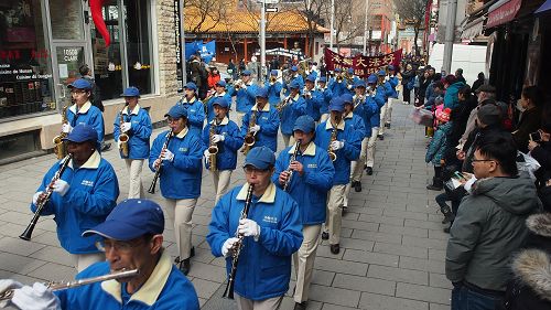 图2-4：蒙特利尔声援三亿人三<span style='max-width:0px!important;margin-left:-4px;color:#eee!important;'>:</span>退<span style='max-width:0px!important;margin-left:-4px;color:#eee!important;'>.</span>的游行队伍经过唐人街