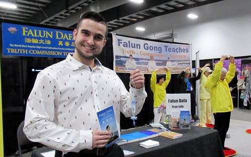 健康展上的一位供销商布鲁诺‧嘎玛克(Bruno Gamache)先生接受采访时表示,看到法轮功时,觉得找到了自己正寻找的。