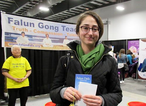 在一家医疗机构做健康分析师的瑟含‧拉贝(Seham Rabaa)女士接受采访时说,法轮功功法展示散发的祥和能量场,让她感受到“非常平和、安静,让人愉悦。”