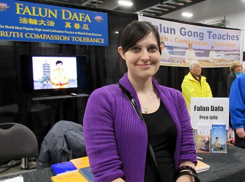 热爱中国文化的摄影师劳拉‧斯图尔特(Laura Stewart)在展位前感受到巨大感召力。