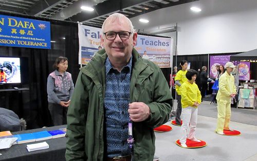 法轮功的巨大能量和修炼的灵活性让迈克尔‧伊娃(Micheal Eva)先生印象深刻。他当场和法轮功学员学起动作来。