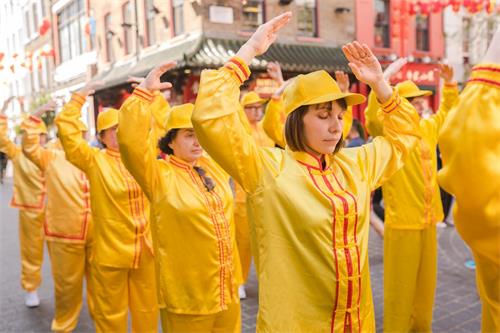 '图3~11:二零一八年四月二十一二日,纪念“万名法轮功学员北京和平上访十九周年”游行队伍正在途径BBC总部、牛津街、繁华商业干道和唐人街'