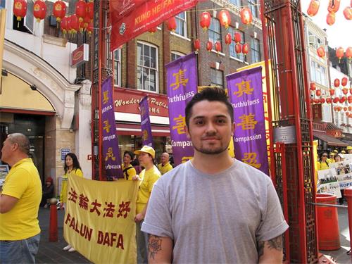 '图13:在伦敦唐人街,瑞典游客,在斯德哥尔摩一家医院工作的罗伯特(Robert)第一次看到法轮功真相'