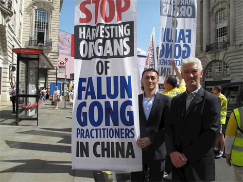 '图28:亲历“四?二五”的法轮功学员谢卫国博士和欧洲法轮功之友副主席约翰·迪(John