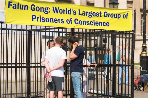 '图30:民众关注模拟牢笼场景,了解真相'