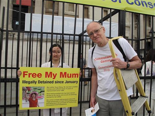 '图31:一位伦敦音乐人鼓励法轮功学员晓童'