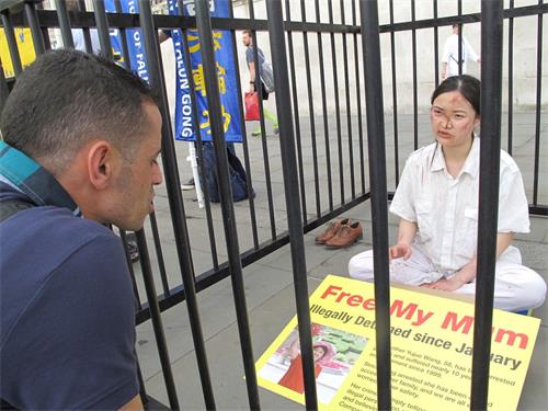 '图32:一位在伦敦工作的阿尔及利亚裔厨师向法轮功学员晓童表示关切'