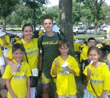 积极参与推动禁止中共活摘器官备忘录法案的法轮功学员戴安娜女士(左二)