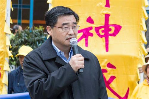 '图35:时事评论员蓝述在发言'