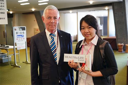 '图2：比利时天主教鲁汶大学的泌尿科教授Hein?Van?Poppel接受媒体采访'