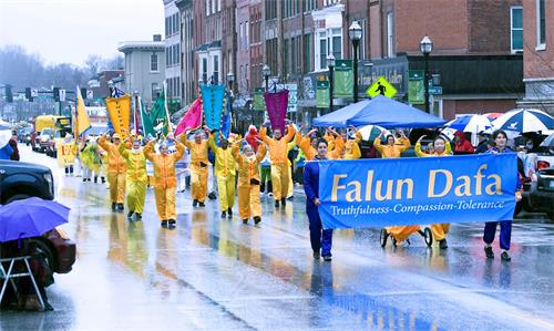 '图:法轮功学员参与法轮功学员佛蒙特州枫叶节大游行'