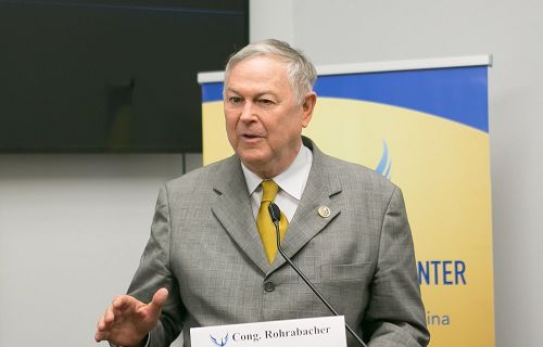图3：资深众议员罗拉巴克（Dana Rohrabacher）来到研讨会现场，支持勇于退出中共的中国民众，并感谢三<span style='max-width:0px!important;margin-left:-4px;color:#eee!important;'>:</span>退<span style='max-width:0px!important;margin-left:-4px;color:#eee!important;'>.</span>义工。