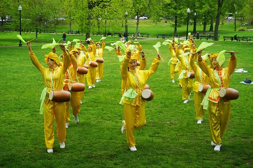 图1 波士顿腰鼓队表演