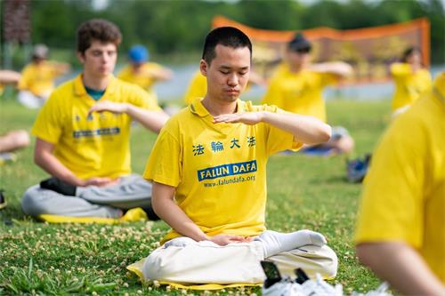 '图7~9:年轻人是炼功队中最大的亮点?-“青年老大法弟子”'