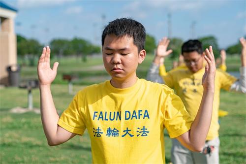 '图10~11:年轻人是炼功队中最大的亮点?-国际学生'