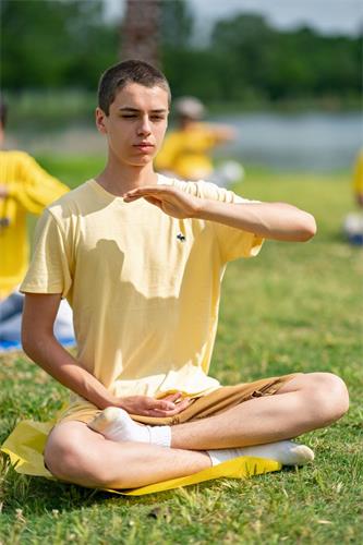 '图12~13:年轻人是炼功队中最大的亮点——纯净的美国高中生'