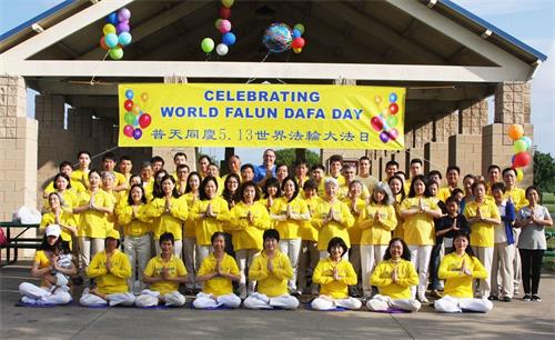 '图14:达拉斯法轮功学员恭祝师尊华诞!'