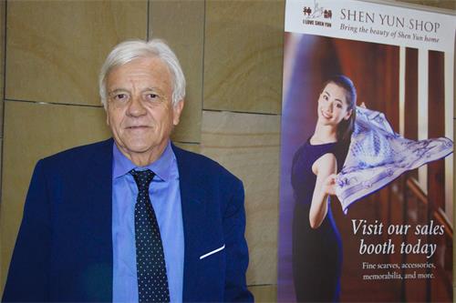 '图6:法国上普罗旺斯阿尔卑斯省蒙特菲龙(Montfuron)市长Pierre?Fischer观赏了五月十一日神韵在法国南部艾克斯-普罗旺斯市普罗旺斯大剧院的演出。'