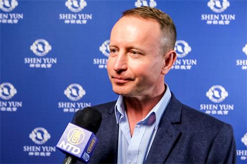 '图7:舞蹈学校的创办人伊姆雷·巴拉斯(Imre?Balazs)五月十九日观赏神韵在英国伯明翰国际会议中心(The?ICC?Birmingham)的最后一场演出,赞叹神韵之美超越任何语言。'