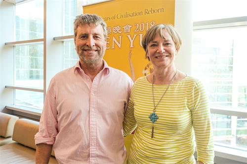 '图10:五月十九日下午,美国神韵纽约艺术团在伯明翰国际会议中心(The?ICC?Birmingham)的最后一场演出圆满结束。成功的品牌专家克雷格·撒切尔(Craig?Thatche)和夫人卡罗琳·琼斯(Caroline?Jones)专门从一百英里之外的伯克希尔(Berkshire)郡的梅登黑德(Maidenhead)赶到伯明翰来观看神韵。'