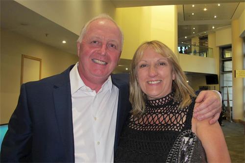 '图11:五月十八日晚上,BTI?Services公司的总裁德里克·赖特(Derrick?Wright)先生和夫人观看了神韵纽约艺术团在伯明翰的演出。'