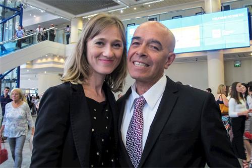 '图12:五月十九日下午,公司老板沃尔特·皮内达(Walter?Pineda)先生带着女友卡特里娜(Katrina?Hvizdoa)观看了神韵在英国伯明翰的演出。他们表示,非常喜欢神韵。'