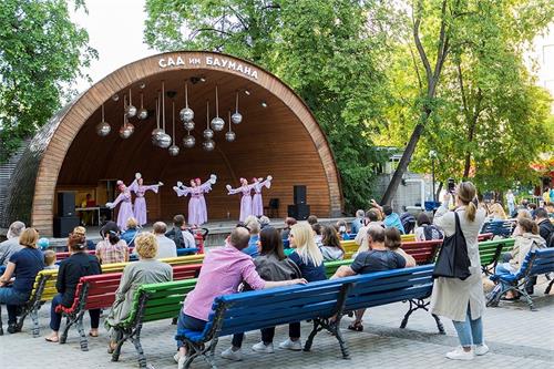 '图8:在公园的主要舞台上,法轮功学员表演舞蹈'