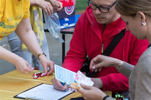 '图10~12:民众纷纷签名支持法轮功学员反迫害'