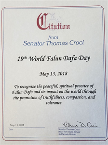 '图3:纽约州第三选区参议员托马斯·克罗奇(Thomas?Croci)嘉奖“第十九届世界法轮大法日”。他在褒奖中赞扬法轮大法是和平的精神修习方法以及传播“真-善-忍“对世界的影响。'