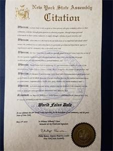 '图9:纽约州众议员菲尔·拉莫斯(Phil?Ramos)褒奖?“二零一八年五月十三日“世界法轮大法日”。拉莫斯在褒奖中赞扬在过去的二十二年里,长岛的法轮大法修炼者通过免费教功班对社区的贡献,特此恭贺“世界法轮大法日”。'