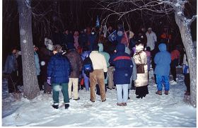 '图3:在胜利公园猴山前听老学员讲述师父早期炼功的情景'