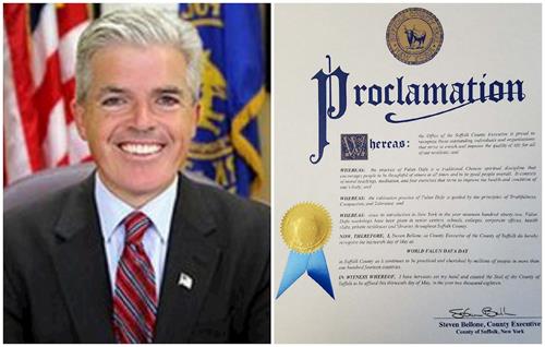 '图3:纽约长岛萨福克县(Suffolk County)执行长史蒂芬•拜隆(Steven Bellone)褒奖“世界法轮大法日”。'
