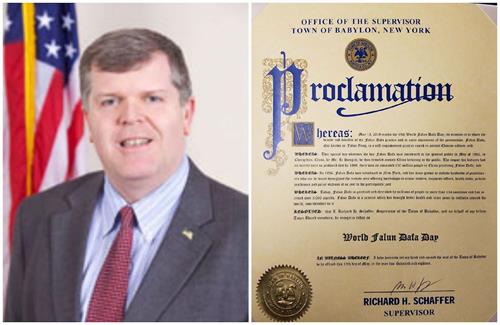 '图9:纽约长岛巴比伦镇镇长(Town of Babylon)理查德• 谢弗(Richard H. Schaffer)颁发褒奖,庆祝“世界法轮大法日”,赞扬法轮大法给社区和人类带来的福祉。'