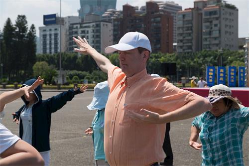 '图8:莫大卫希望能透过实际行动让更多有缘人知道法轮大法好。'