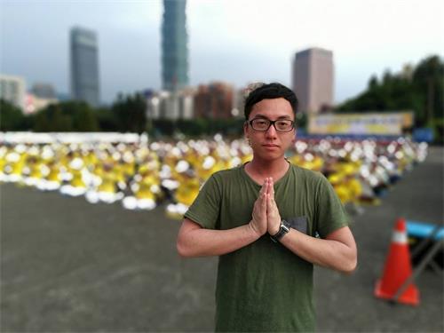 '图10:许庭嘉表示修炼后,愤世嫉俗的心变得安定祥和,严重的脊椎伤害也不药而愈。'