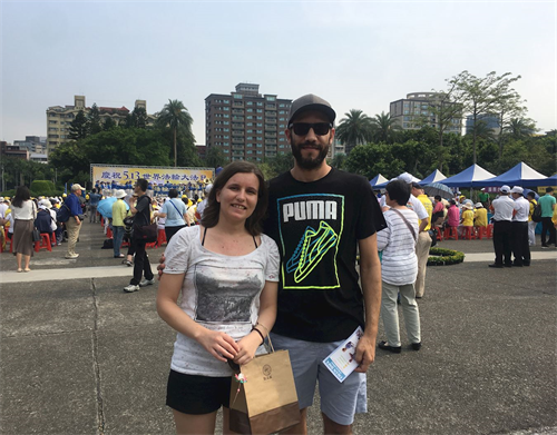 '图12:来自葡萄牙的马丁(Martinho)夫妇认为世界上的每一个人,都需要来了解法轮功受迫害的真相。'