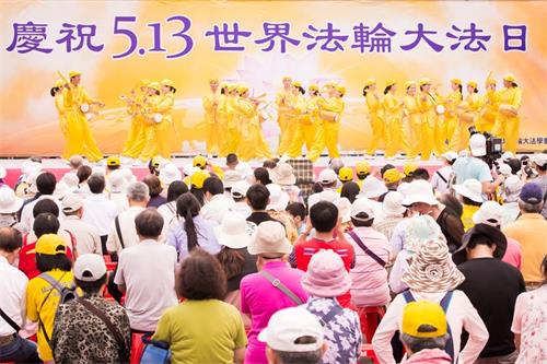 图:腰鼓队表演,庆祝法轮大法洪传二十六周年。