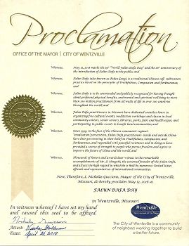 '图3:密苏里州温茨维尔市(Wentzville)市长尼古拉斯﹒古奇昂(Nickolas?Guccione)颁发褒奖,宣布法轮大法日。'