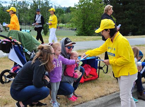 '图1~5:法轮功学员参加了加拿大高贵林市泰迪熊节游行,受到观众热烈欢迎'