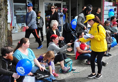 图1~7:温哥华法轮功学员参加了本拿比市(Burnaby)脱帽节(Hats off)游行,受到观众热烈欢迎。