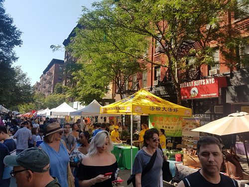 图1:在熙熙攘攘的曼哈顿街会中,法轮大法的展位远远就可见到。