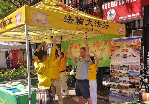 图2:埃乔伊(Ajoey)正在学炼法轮功的功法动作。