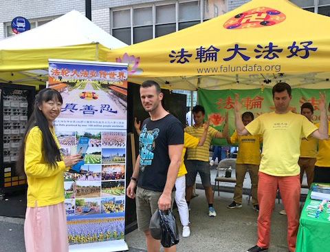 图4:来自西班牙的蒂姆(Tim)说:“看见你们(法轮功)很亲切。”