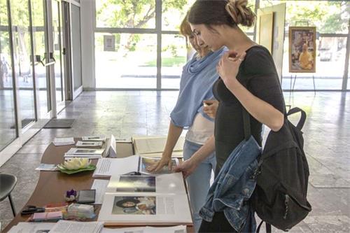 '图4：观众在阅读画展介绍'