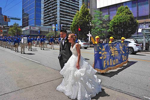 图15:一对新人游行的法轮功学员天国乐团合影留念。