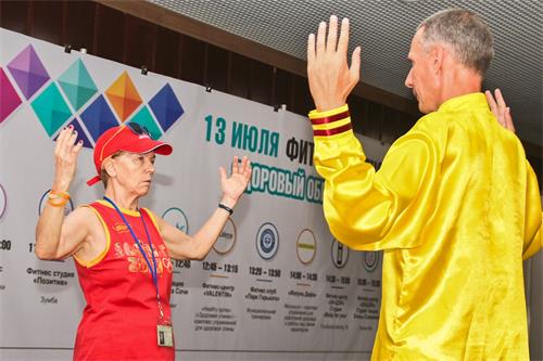 '图5～6：人们正在学炼法轮功的功法动作'