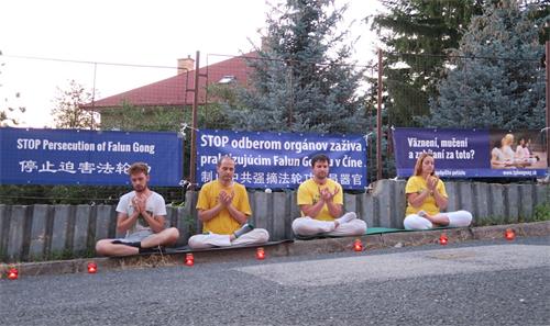 '图3：二零一八年七月十九日，法轮功学员在中共驻布拉提斯拉瓦大使馆门前展开十二小时接力和平请愿活动，呼吁制止迫害。'
