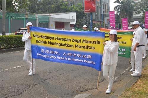 '图1~2:法轮功学员围绕嚜嘎。古宁安(Mega?Kuningan)区,最后在大使馆前结束游行。'