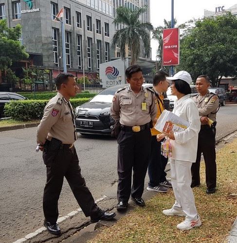 '图4:向值班的警员讲真相'